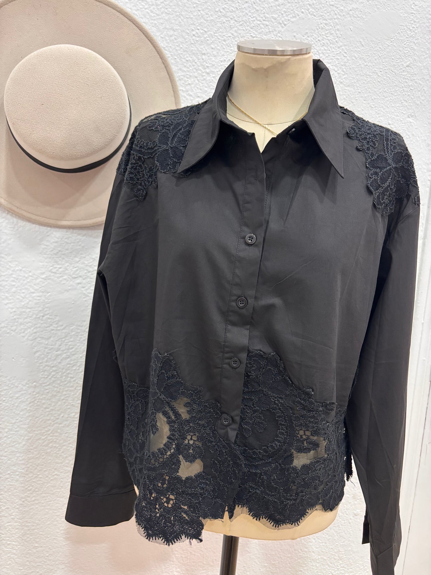 CAMISA NEGRA ENCAJE