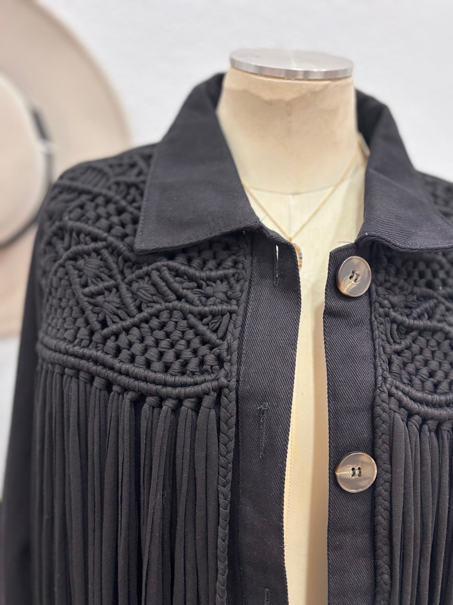 CHAQUETA NEGRA FLECOS